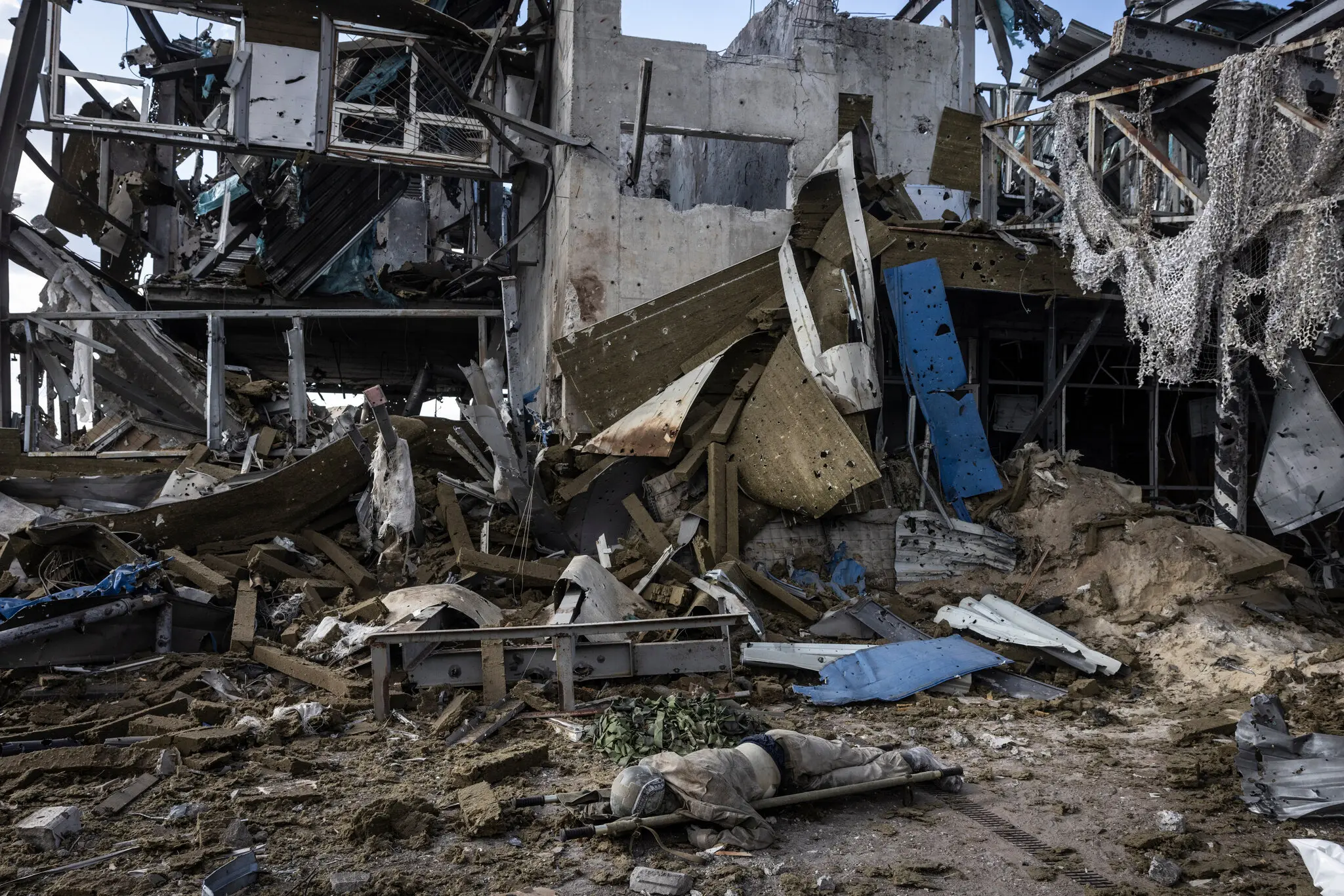 Тіло загиблого російського військового лежало перед зруйнованим прикордонним постом 